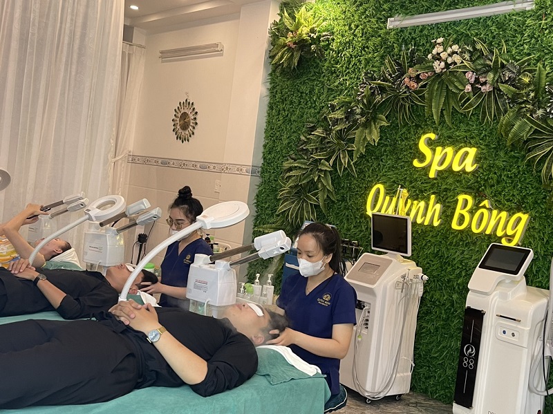 Hình 9: Quỳnh Bông chinh phục khách hàng bởi dịch vụ chất lượng Hình 9: Quỳnh Bông chinh phục khách hàng bởi dịch vụ chất lượng