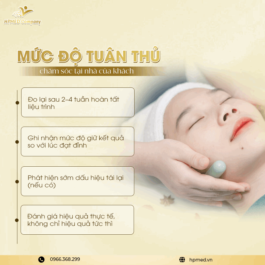 Chăm sóc da mặt tại spa HPMED Company với kỹ thuật viên dùng máy massage cho khách hàng