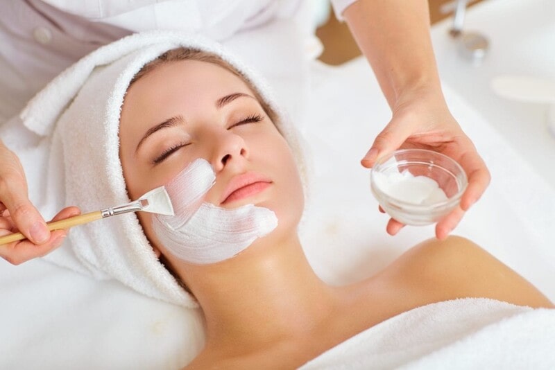 Hình 1: Đến Spa bạn được chăm sóc và điều trị mọi vấn đề về da hiệu quả