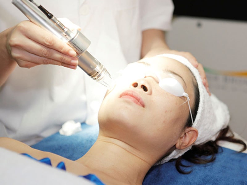 Hình 1: Laser Fractional CO2 là kỹ thuật trẻ hóa làn da được sử dụng phổ biến ở các thẩm mỹ viện uy tín