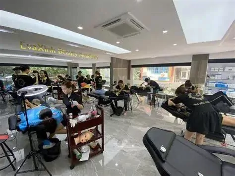 Học viên thực hành chăm sóc da trong phòng đào tạo tại Eva Xinh.