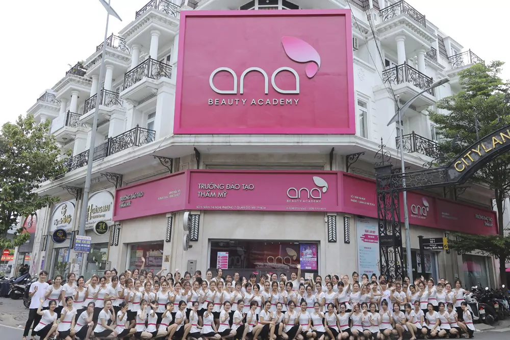 Tập thể học viên trước tòa nhà ANA Beauty Academy.