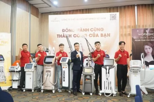 Đội ngũ HPMED và khách hàng tại sự kiện phun xăm Group 3T
