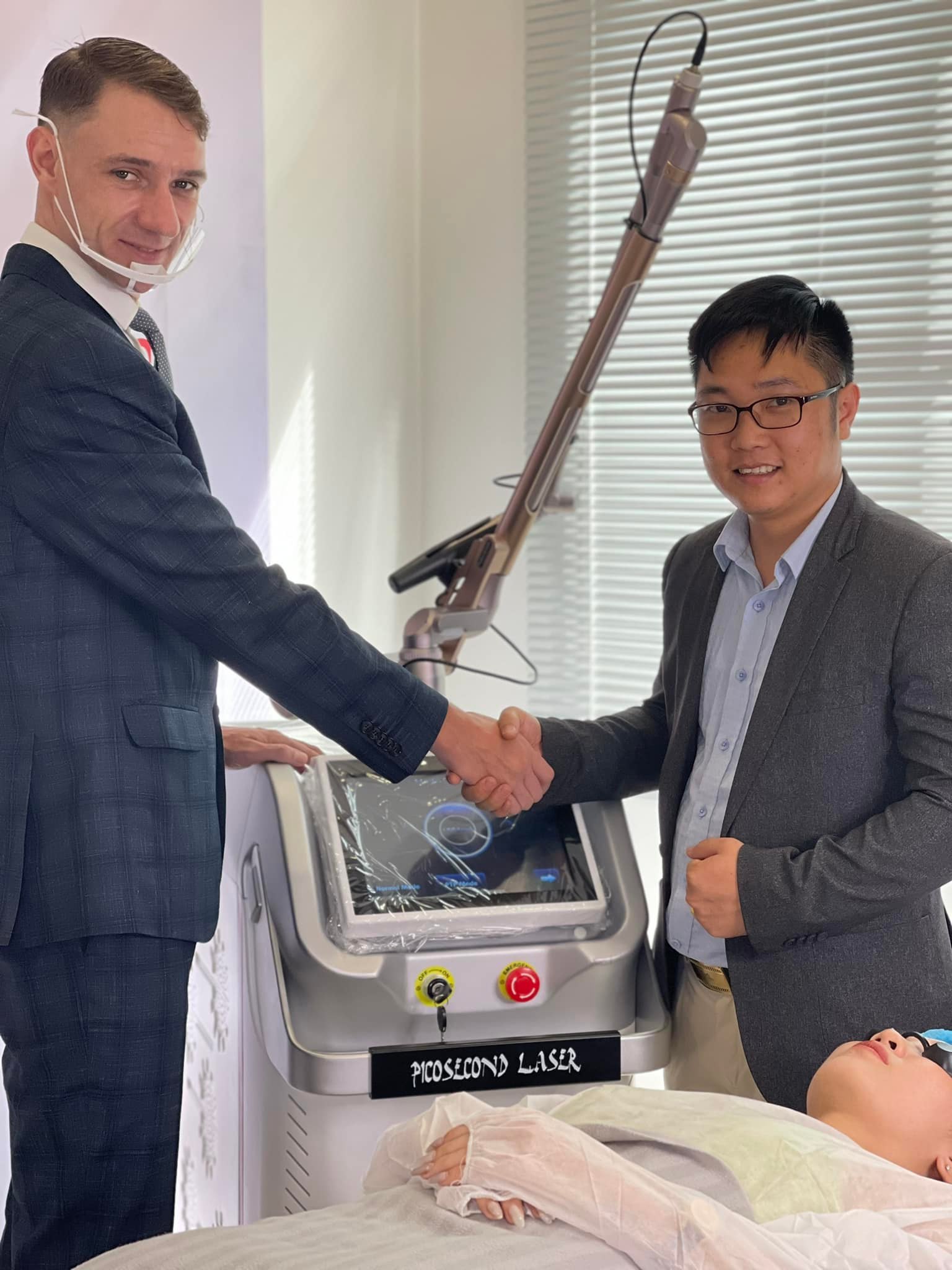 hpmed chuyển giao máy laser picoseconds cho master phun xăm Thảo Trần - 09