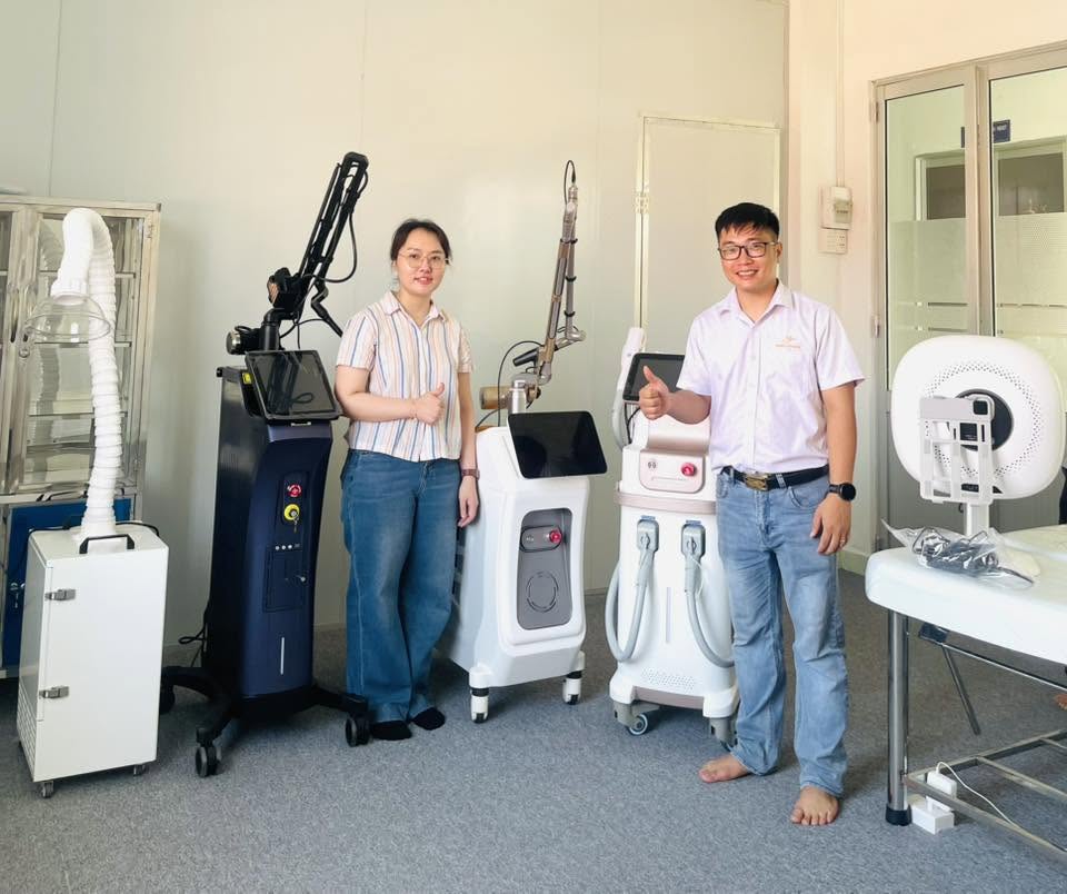 HPMED Chuyển Giao Thiết Bị Cho Phòng Khám Da Liễu Sài Gòn Cửu Long 2 HPMED Chuyển giao thiết bị máy laser yag picotech , máy laser co2 fractional harmoni , máy triệt lông dpl spectrum , máy hút khói , máy phân tích da ipad