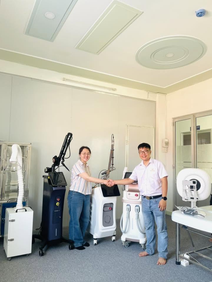 HPMED Chuyển Giao Thiết Bị Cho Phòng Khám Da Liễu Sài Gòn Cửu Long 4 HPMED Chuyển giao thiết bị máy laser yag picotech , máy laser co2 fractional harmoni , máy triệt lông dpl spectrum , máy hút khói , máy phân tích da ipad