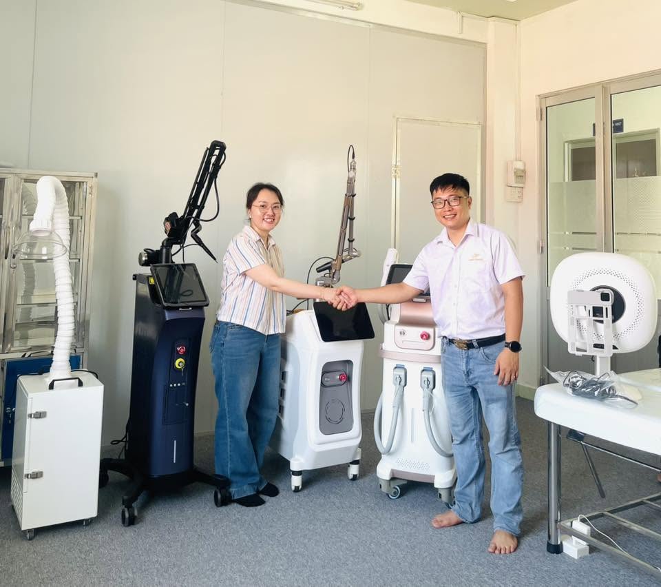 HPMED Chuyển Giao Thiết Bị Cho Phòng Khám Da Liễu Sài Gòn Cửu Long 3 HPMED Chuyển giao thiết bị máy laser yag picotech , máy laser co2 fractional harmoni , máy triệt lông dpl spectrum , máy hút khói , máy phân tích da ipad