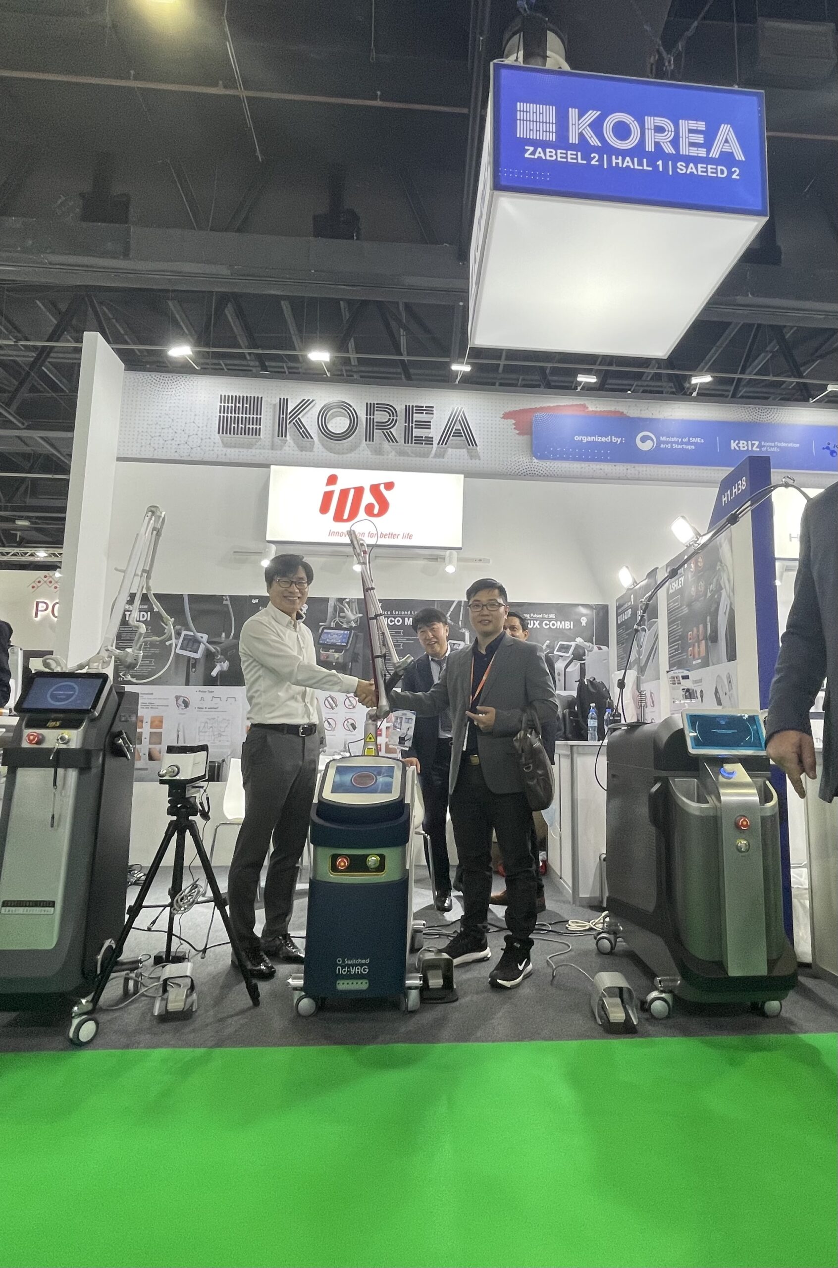 Mai Đình Hậu cùng đại diện nhà sản xuất IDS Hàn Quốc