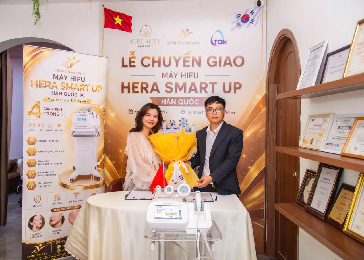 HPMED trao hoa chúc mừng ATBEAUTY tiếp nhận máy Hera Smart Up