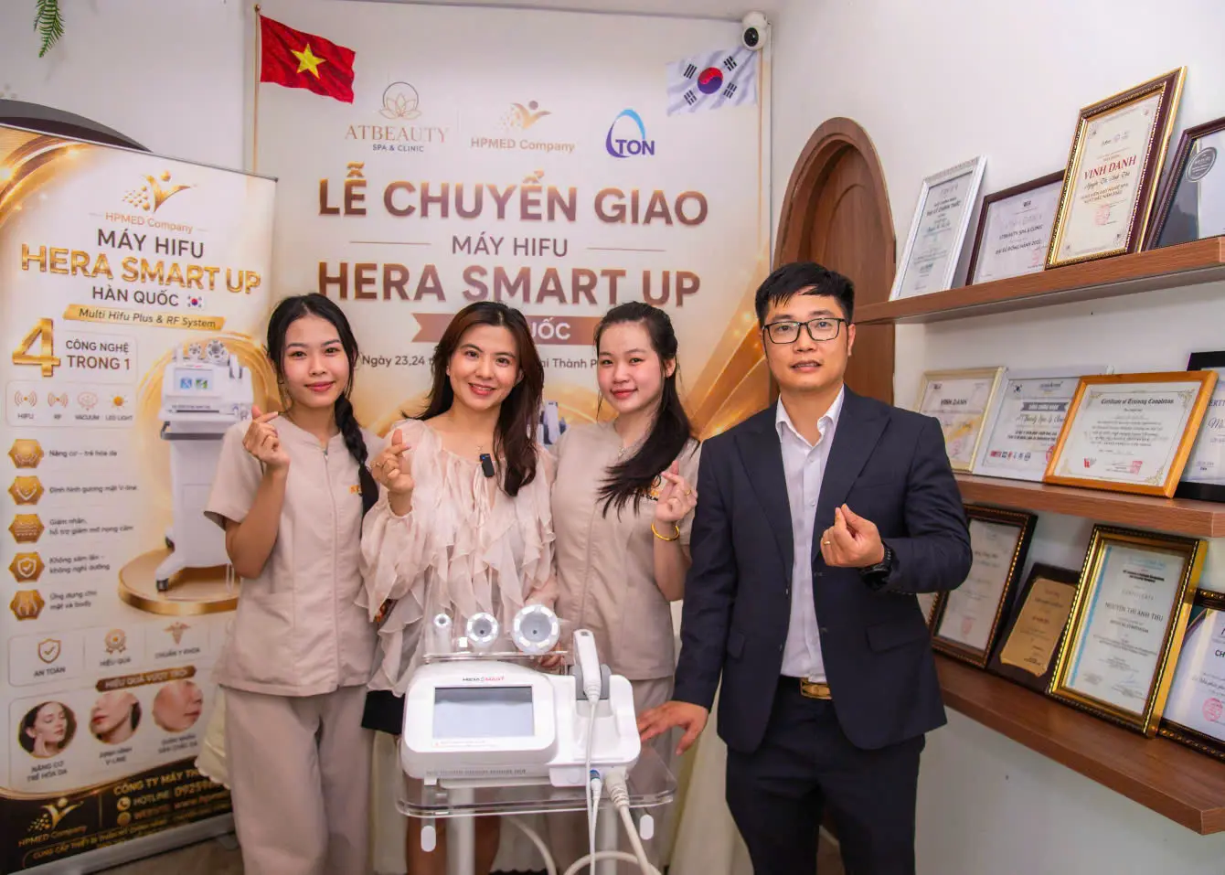 Đội ngũ ATBEAUTY và HPMED chụp ảnh cùng máy HIFU Hera Smart Up