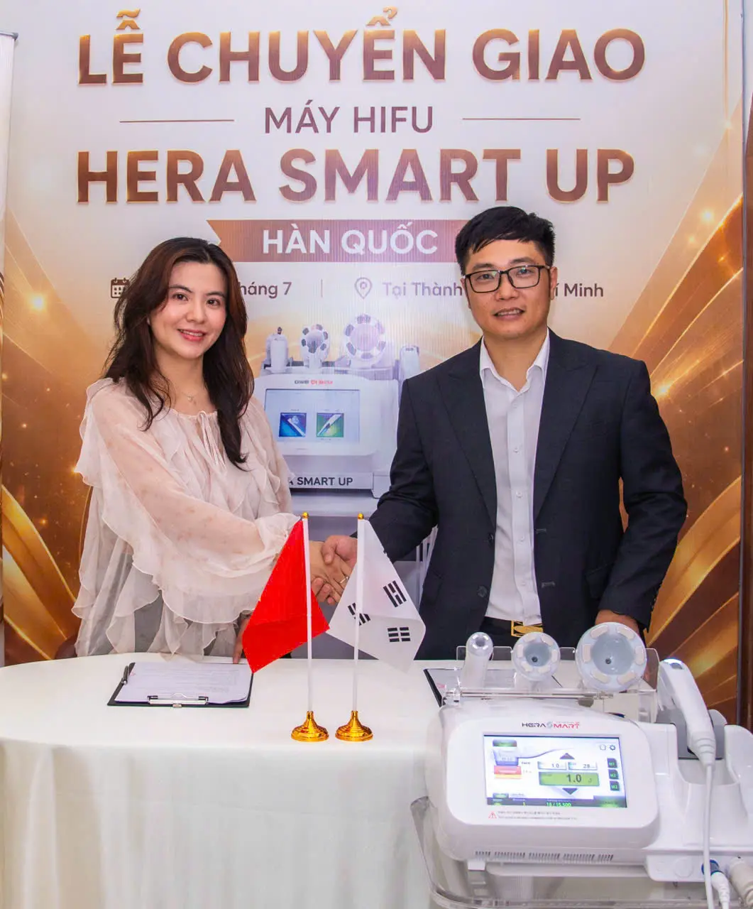 Đại diện HPMED và ATBEAUTY bắt tay tại lễ chuyển giao máy HIFU Hera Smart Up