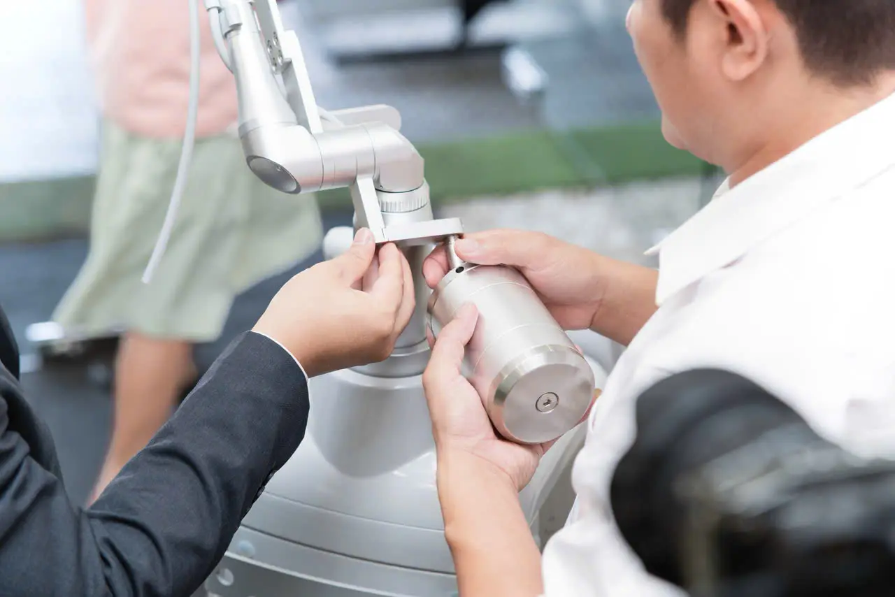Kỹ thuật viên lắp tay cầm máy S-CO2 tại AKINA