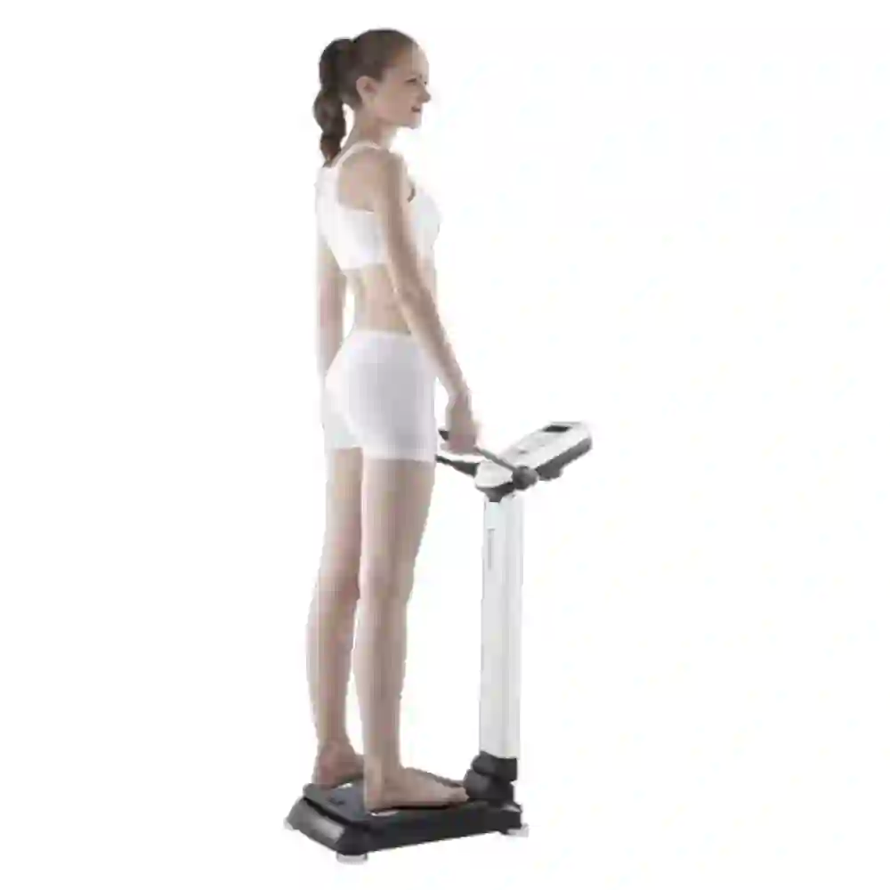 Khách hàng đo và phân tích thành phần cơ thể bằng máy InBody 260S