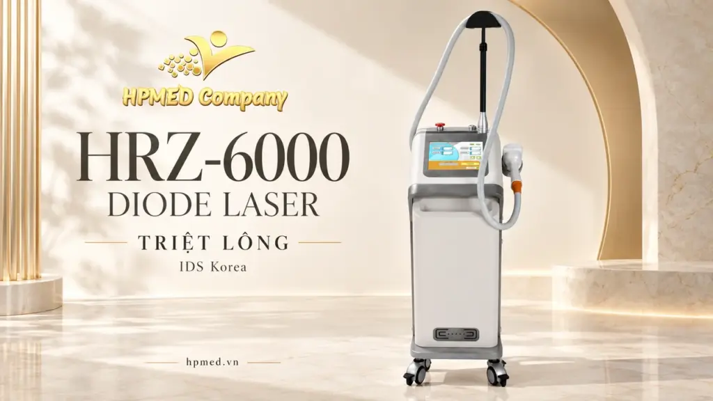 Máy triệt lông HRZ-6000 IDS thân trắng xám, màn hình cảm ứng, giá đỡ ống dẫn và tay cầm bên phải trong thiết kế HPMED