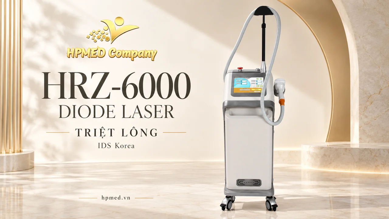 Máy triệt lông HRZ-6000 IDS thân trắng xám, màn hình cảm ứng, giá đỡ ống dẫn và tay cầm bên phải trong thiết kế HPMED