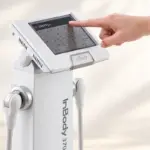 Cận cảnh thao tác trên màn hình và vị trí điện cực tay của InBody 370
