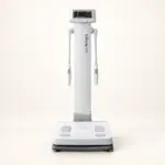 Máy InBody 370 màu trắng với màn hình, điện cực tay và bàn đo chân
