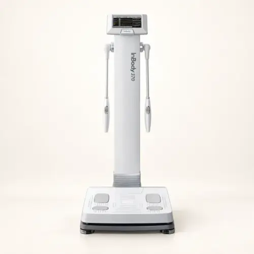 Máy InBody 370 màu trắng với màn hình, điện cực tay và bàn đo chân