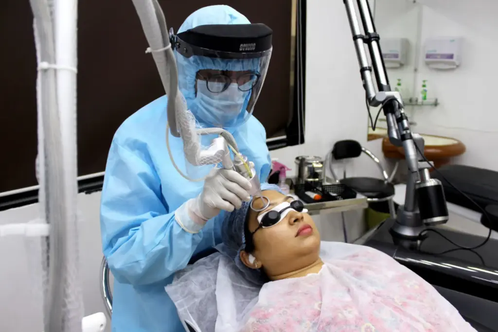 FDA Clears 1726nm Laser Điều Trị Mụn Viêm Dài Hạn: So Sánh Accure Và AviClear 1 pexels photo 7363189 scaled