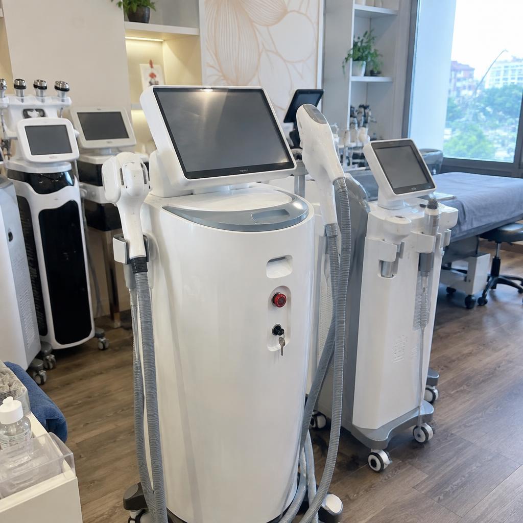 Showroom trưng bày máy thẩm mỹ công nghệ cao và thiết bị spa hiện đại của HPMED
