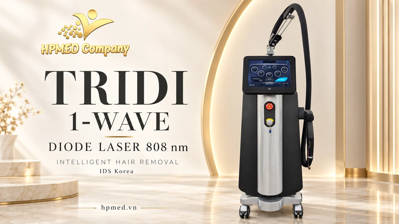 Máy TRIDI 1-Wave IDS diode laser 808 nm thân đen bạc, màn hình cảm ứng và tay cầm bên phải trong thiết kế HPMED