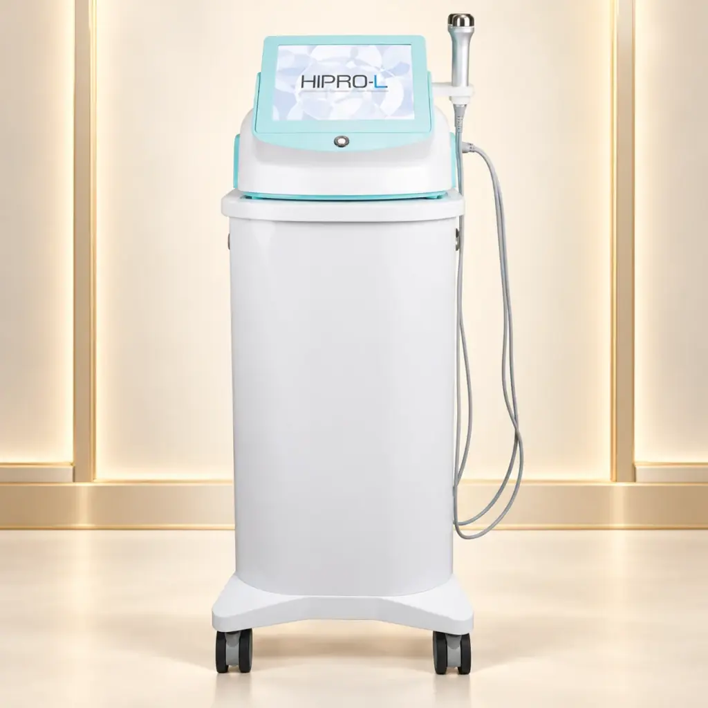 Máy LDM Sono HIPRO-L với màn hình viền xanh và xe đẩy trên nền ngà vàng champagne