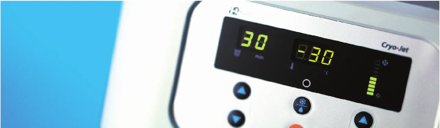Máy thổi lạnh Cryo-Jet Hàn Quốc 3 Bảng điều khiển thực của Cryo-Jet trong catalog với màn hình thời gian, nhiệt độ và mức gió
