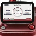 Màn hình cảm ứng INPICO cùng khóa nguồn và nút dừng khẩn cấp trên bảng điều khiển đỏ