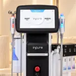 Cận cảnh màn hình INPURE, tay cầm Aqua Peeling ánh sáng xanh và Galvanic Roller hai đầu cầu kim loại