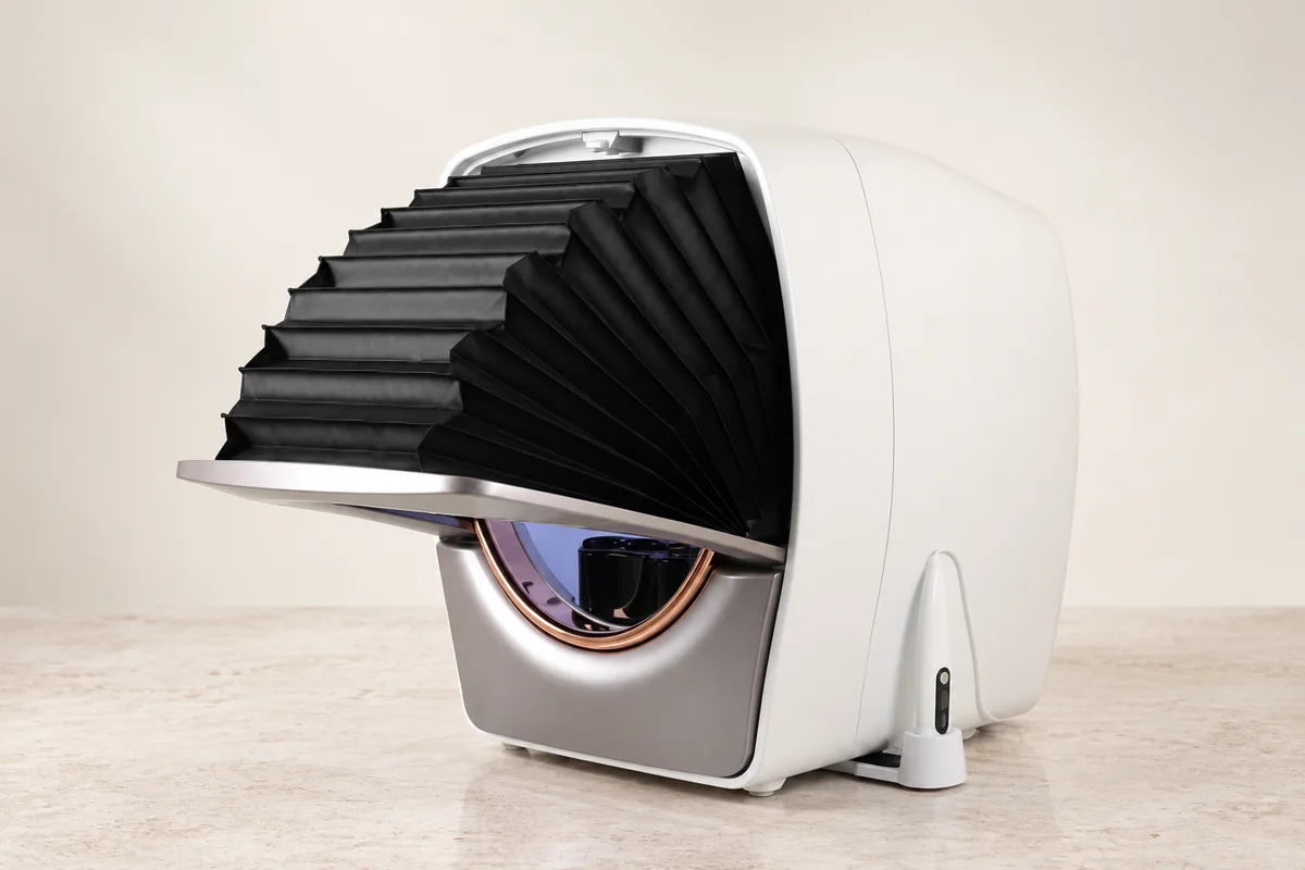 Máy JANUS Pro Hybrid với mui che sáng màu đen dạng xếp được mở rộng trước khoang chụp
