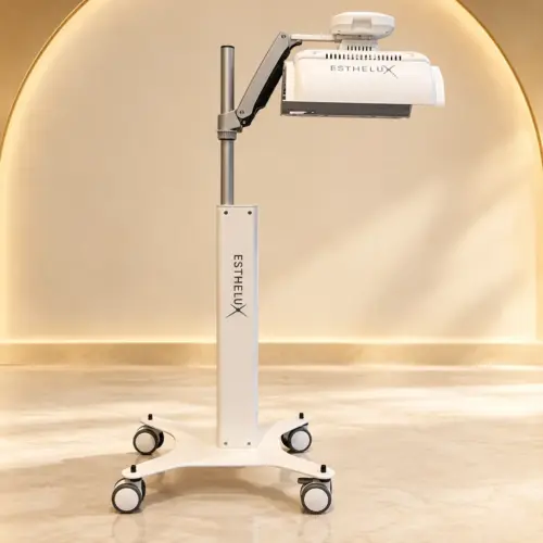 Toàn bộ máy ESTHELUX Pro MEDMIX với đầu chiếu nâng, trụ máy và chân đế bốn bánh