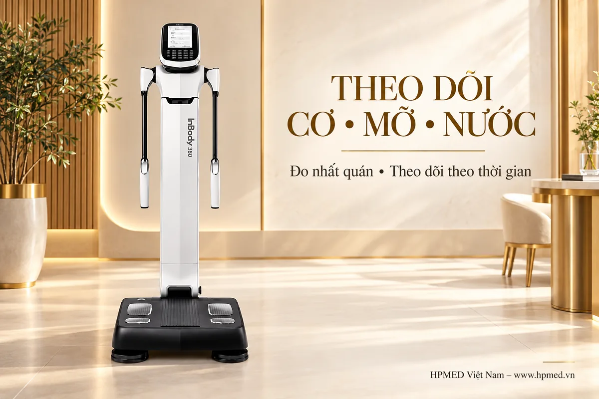 Máy InBody 380 toàn thân với màn hình và điện cực tay chân, minh họa theo dõi cơ mỡ và nước