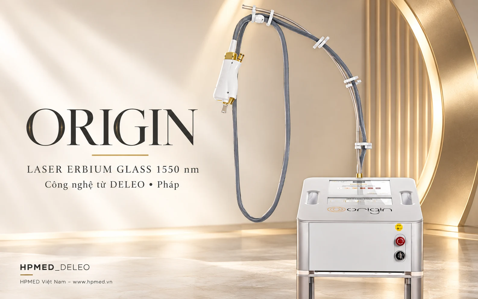 ORIGIN DELEO: Laser Erbium Glass 1550 nm, tính năng và ứng dụng 1 Thiết bị ORIGIN DELEO với thân máy trắng, hai màn hình, giá đỡ cong và tay cầm trên nền champagne gold