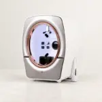 Máy phân tích da JANUS Pro Hybrid với vòng kim loại màu vàng hồng và đầu đo độ ẩm bên phải