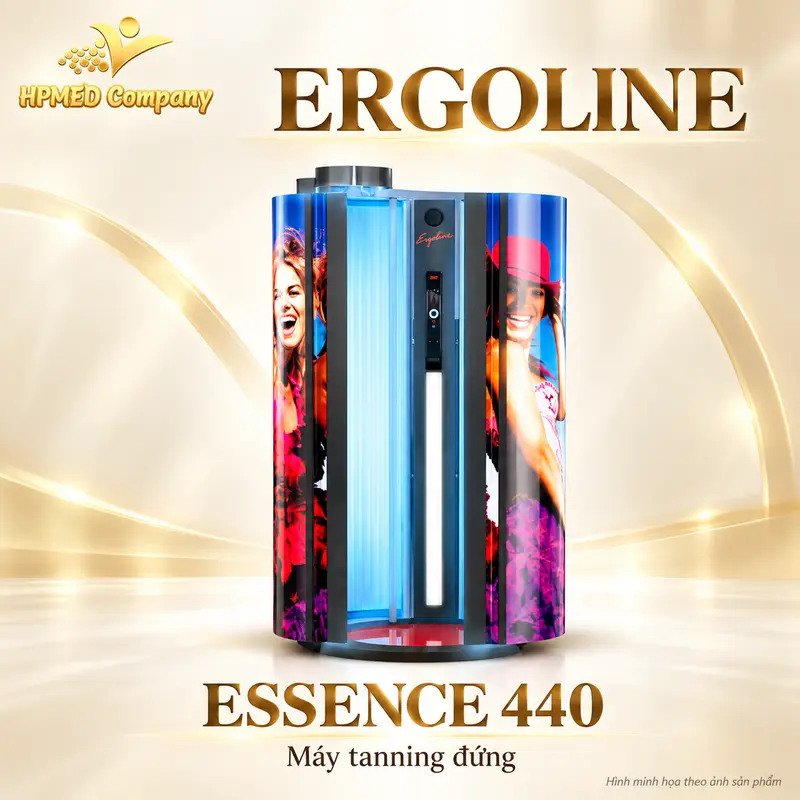 Máy tanning đứng Ergoline Essence 440 với khoang mở, bảng điều khiển giữa và họa tiết trên cánh cửa