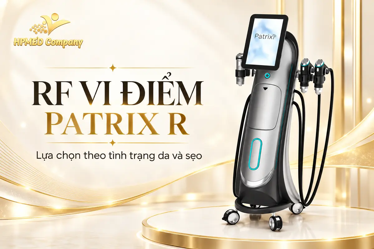 Máy RF vi điểm Patrix R màu xám với màn hình cảm ứng và các tay cầm trong banner HPMED