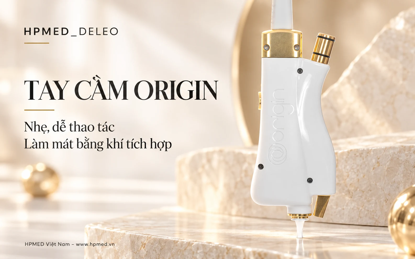 ORIGIN DELEO: Laser Erbium Glass 1550 nm, tính năng và ứng dụng 3 Cận cảnh tay cầm ORIGIN màu trắng và vàng với đầu điều trị, minh họa thiết kế nhẹ và làm mát bằng khí