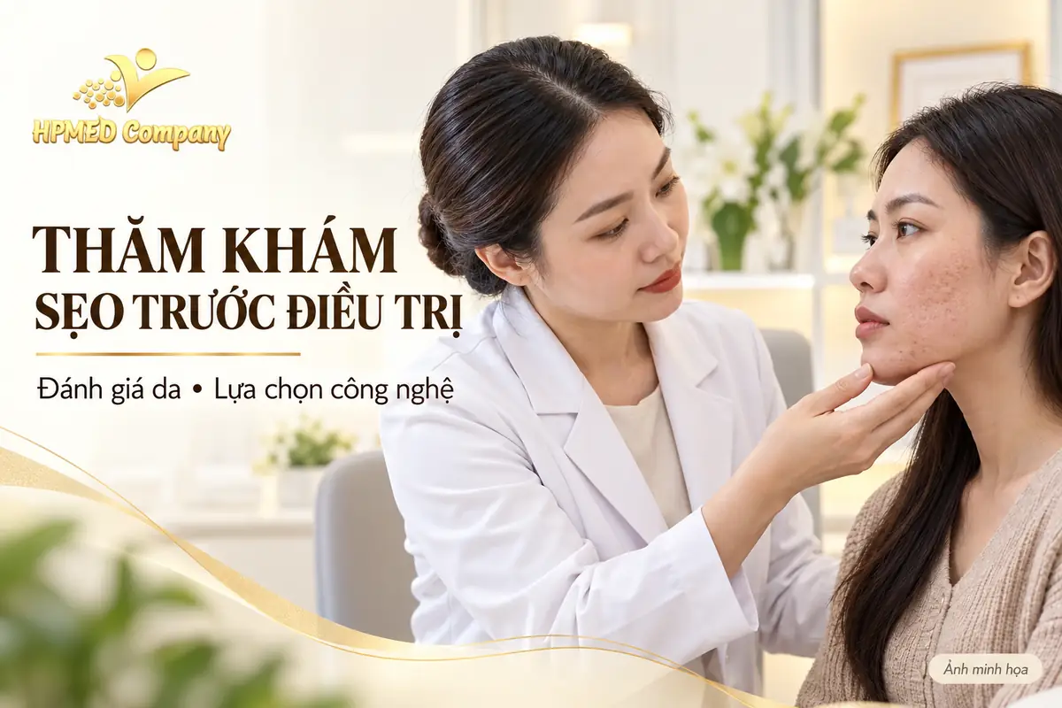 Ảnh minh họa bác sĩ đánh giá sẹo mụn trên má trước khi lựa chọn công nghệ điều trị sẹo